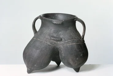 Dreifußgefäß, Lung-shan-Kultur, ca. 2000 v. Chr.